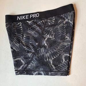 Nike pro shorts women’s sz m